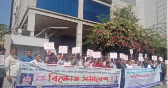 পাঁচ ব্যাংকের শেয়ার পুনর্মূল্যায়নসহ ৮ দাবিতে বিনিয়োগকারীদের বিক্ষোভ