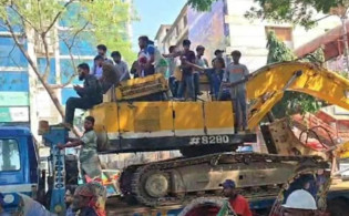ধানমন্ডি ৩২: বুলডোজার ও বিক্ষুব্ধ জনতার মুখোমুখি