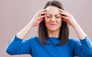 প্রচণ্ড মাথাব্যথা দূর করবেন যেভাবে