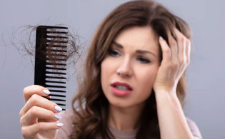 যেসব ভিটামিনের অভাবে চুল পড়ে