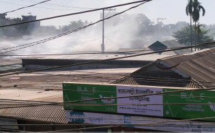 কাপড়ের মার্কেটে ভয়াবহ আগুন