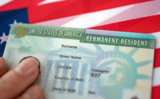 ১৯ দেশের গ্রিন কার্ডধারীদের পুনরায় যাচাইয়ের ঘোষণা!