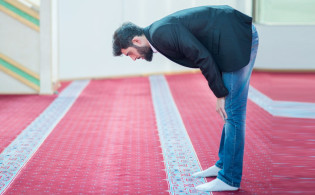 নামাজির সামনে দিয়ে হাঁটা নিষেধ যে কারণে