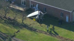 বিমানবন্দরে অবতরণের সময় নিয়ন্ত্রণ হারিয়ে বিমান বিধ্বস্ত