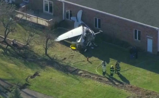 বিমানবন্দরে অবতরণের সময় নিয়ন্ত্রণ হারিয়ে বিমান বিধ্বস্ত