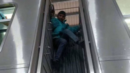 জানা গেল মেট্রোরেলের ছাদে ওঠা সেই কিশোরের পরিচয়