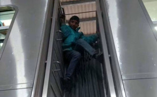 জানা গেল মেট্রোরেলের ছাদে ওঠা সেই কিশোরের পরিচয় 