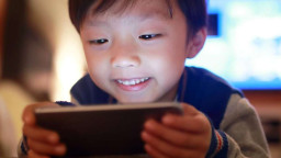 শিশুদের হাতে স্মার্টফোন দিয়ে যে মারাত্মক ক্ষতি করছেন