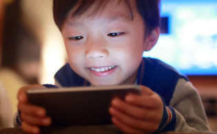 শিশুদের হাতে স্মার্টফোন দিয়ে যে মারাত্মক ক্ষতি করছেন