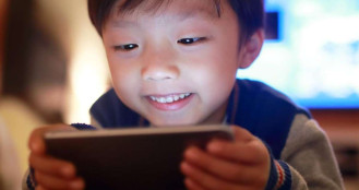 শিশুদের হাতে স্মার্টফোন দিয়ে যে মারাত্মক ক্ষতি করছেন