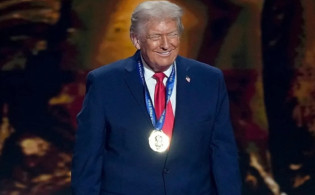 অবশেষে শান্তি পুরস্কার পেলেন ডোনাল্ড ট্রাম্প