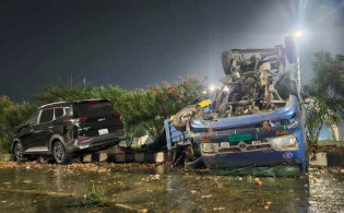 ৩০০ ফিটে ভয়াবহ সড়ক দুর্ঘটনা