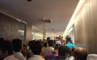 ভাতার গেজেট জারির দাবিতে অর্থ উপদেষ্টাকে অবরুদ্ধ