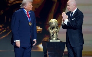 ট্রাম্পকে পুরস্কার দিয়ে বিপাকে ফিফা প্রেসিডেন্ট