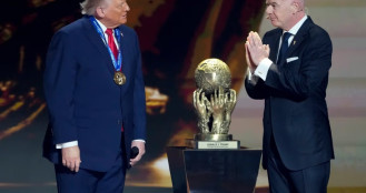 ট্রাম্পকে পুরস্কার দিয়ে বিপাকে ফিফা প্রেসিডেন্ট