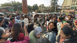 হাদির ওপর হামলার প্রতিবাদে শাহবাগ ব্লকেড