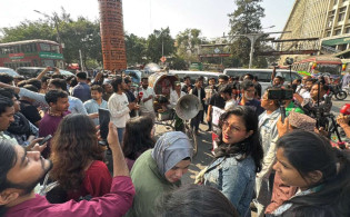 হাদির ওপর হামলার প্রতিবাদে শাহবাগ ব্লকেড