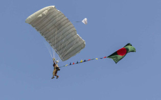 বিজয় দিবসে ৫৪ প্যারাট্রুপারের বিশ্বরেকর্ড