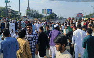 ছাত্র-জনতার অবরোধে অচল ঢাকা-চট্টগ্রাম মহাসড়ক