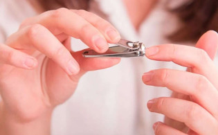 নখ কাটার সময় যে ৮টি ভুল হতে পারে ক্ষতির কারণ