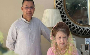 সন্তানের দেশে ফেরার খবরে খালেদা জিয়ার মুখে স্বস্তির হাসি