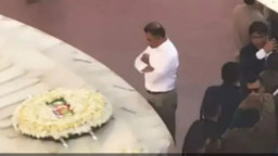 বাবার কবরের পাশে একান্তে কিছুক্ষণ; আবেগে ভাসলেন তারেক রহমান