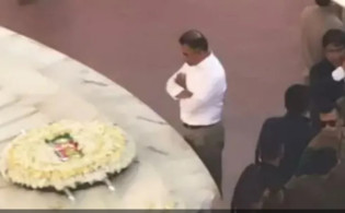 বাবার কবরের পাশে একান্তে কিছুক্ষণ; আবেগে ভাসলেন তারেক রহমান