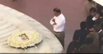 বাবার কবরের পাশে একান্তে কিছুক্ষণ; আবেগে ভাসলেন তারেক রহমান