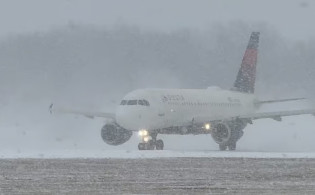 ভয়াবহ তুষারঝড়ে যুক্তরাষ্ট্র অচল, একদিনেই বাতিল ১৬০০ ফ্লাইট