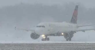 ভয়াবহ তুষারঝড়ে যুক্তরাষ্ট্র অচল, একদিনেই বাতিল ১৬০০ ফ্লাইট