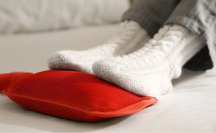 মোজা পরেও পা ঠান্ডা, হতে পারে মারাত্মক রোগ