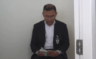 বিদায়ের আগে মায়ের পাশে বসে কোরআন তেলাওয়াত করলেন তারেক রহমান