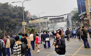 ফার্মগেটে সড়ক অবরোধ, যান চলাচল বন্ধ