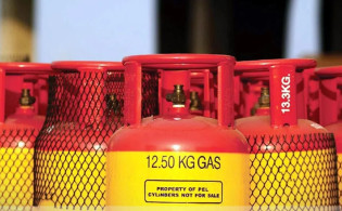হঠাৎ সিদ্ধান্ত: আজ থেকেই এলপিজি সিলিন্ডার বিক্রি বন্ধ