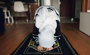 ঔষধের মাধ্যমে ঋতুস্রাব বন্ধ রেখে ওমরাহ করা যাবে?