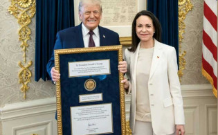 নিজের নোবেল পদক ট্রাম্পকে দিলেন