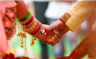 ঘোমটা খুলতেই চমক! বাসরঘরে ‘ভুল কনে’—অতঃপর...