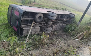 ৩৩ যাত্রী নিয়ে উল্টে গেল বাস