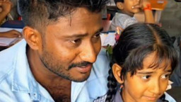 শ্রেণিকক্ষে কাঁদলেন বাবা, ভাইরাল ভিডিও