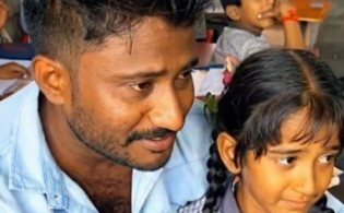 শ্রেণিকক্ষে কাঁদলেন বাবা, ভাইরাল ভিডিও