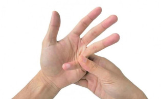 আঙুল ফোটানো: স্বস্তি নাকি ঝুঁকি?