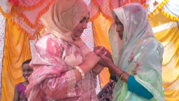 সাধারণ মানুষের কাছ থেকে স্বর্ণের রিং পেলেন প্রার্থীর স্ত্রী