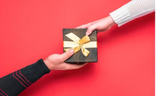 বাবা ছেলেকে উপহার দিচ্ছেন সাড়ে ১৩ লাখ শেয়ার