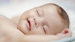 শিশু ঘুমের মধ্যে হাসছে; বিজ্ঞান জানালো এর চমকপ্রদ রহস্য