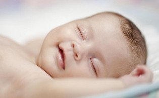শিশু ঘুমের মধ্যে হাসছে; বিজ্ঞান জানালো এর চমকপ্রদ রহস্য
