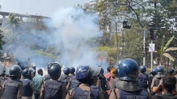 যমুনার সামনে সরকারি চাকরিজীবী–পুলিশ সংঘর্ষ