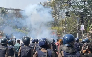 যমুনার সামনে সরকারি চাকরিজীবী–পুলিশ সংঘর্ষ