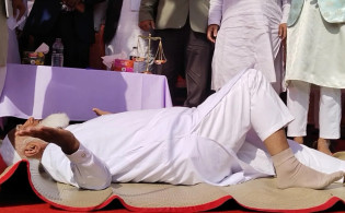 শীতল পাটি উপহার পেয়ে মঞ্চেই শুয়ে পড়লেন ডা. শফিকুর রহমান