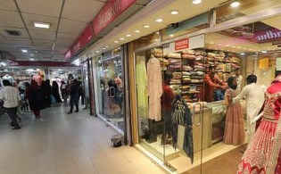 ভোটের আগে দোকান মালিকদের বড় সিদ্ধান্ত