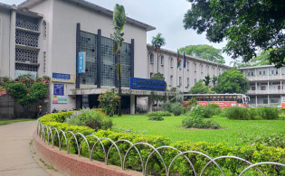 বিদায়ের দিনে ঢাবি প্রশাসনের নজিরবিহীন পদোন্নতি